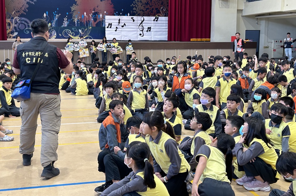 ▲圖說:中市第一警分局應忠信國小邀請,於朝會時間向全校學生宣導「識詐」知識 (圖/台中市政府提供)