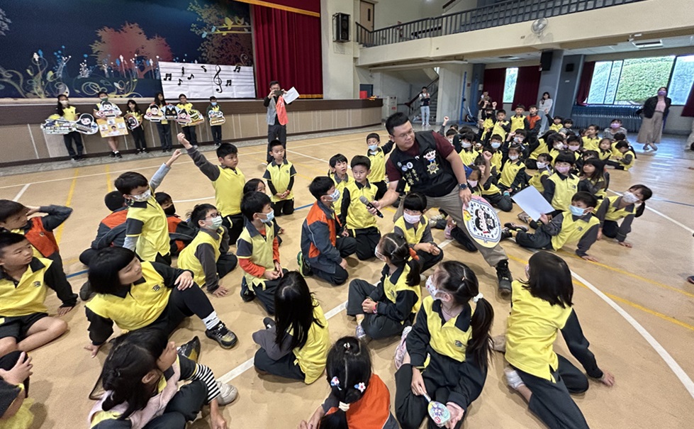 ▲圖說:小朋友開心地和員警互動,分享防詐識詐的經驗與常識 (圖/台中市政府提供)