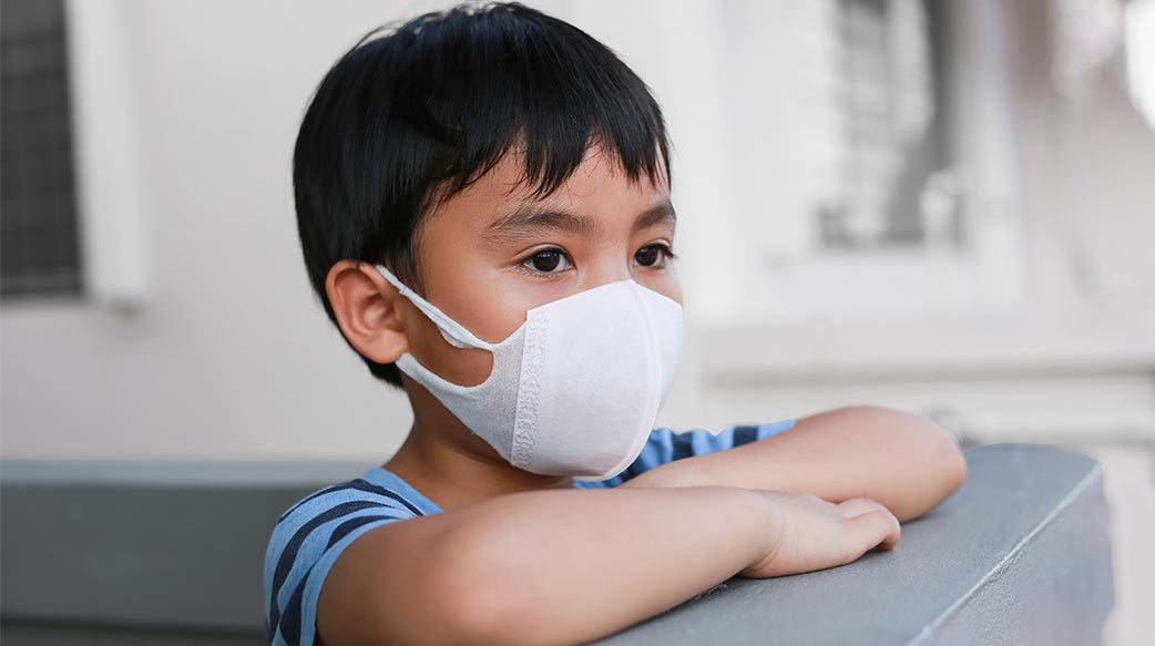亞洲人 男孩 關懷 高加索 孩子 童年 概念 電暈 咳嗽 可愛 一次性 疫情 臉 健康 健康 家 衛生 疾病 感染 孤立 孩子 小 尋找 面膜 醫 醫藥 病人 人 人 污染 肖像 預防 保護 安全 襯衫 生病 病毒 穿 白 年輕