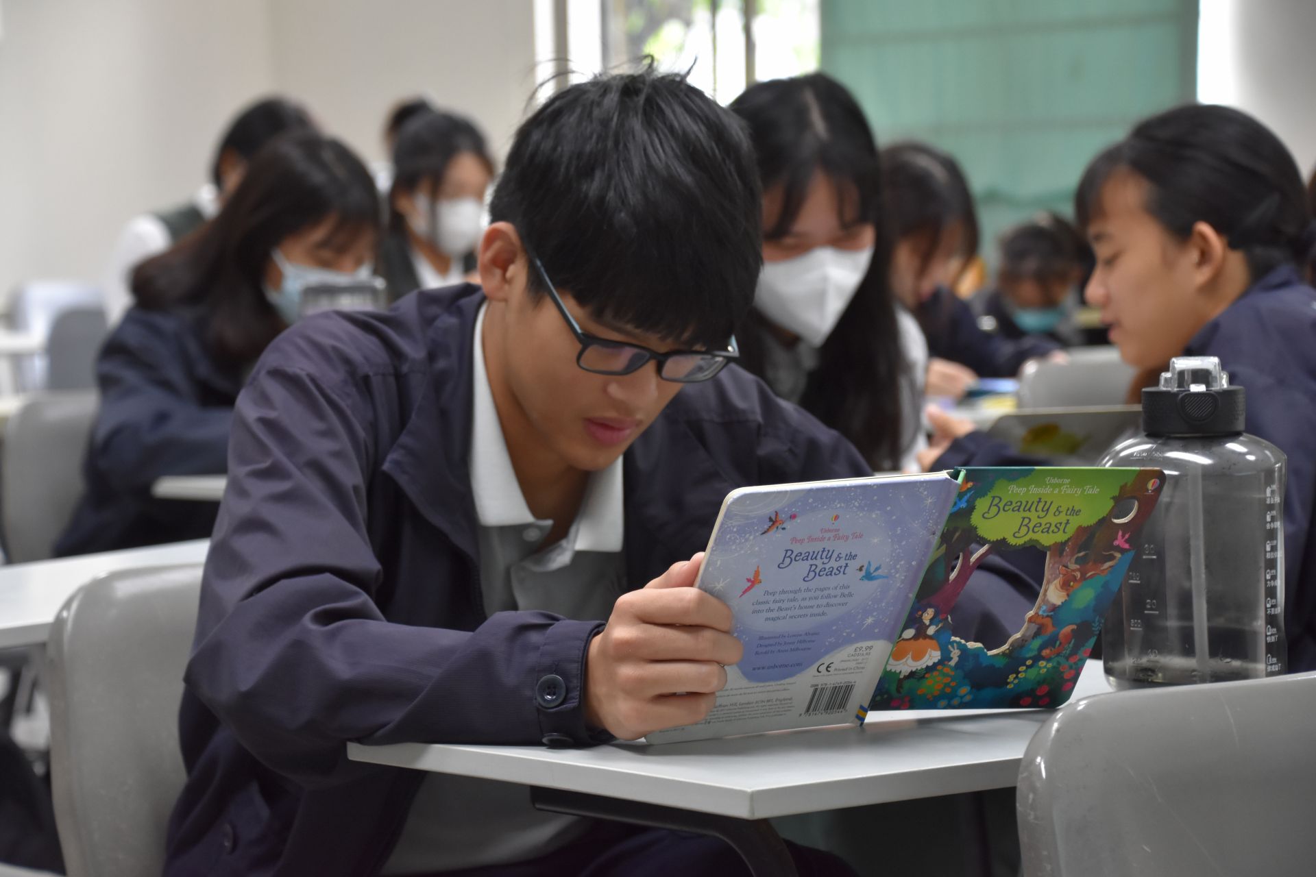 像是繪本、畫圖、桌遊等,「邊學邊玩」的模式,學生更願意買單。