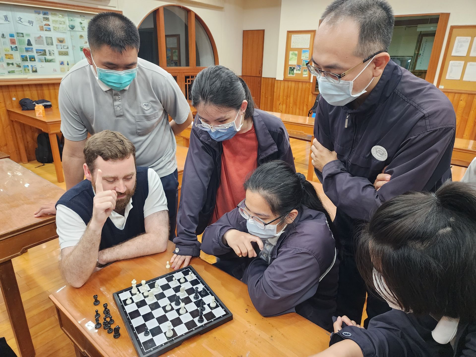 學生不只是無聊的聽講座,還能從運動或遊戲中,帶入國家歷史與文化。。