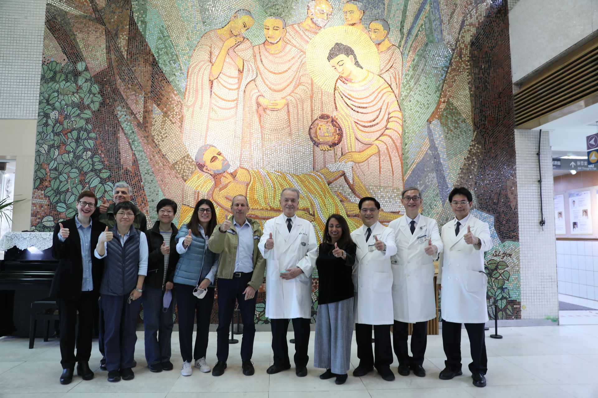 美國衛生及社會福利部首長及學者代表12月7日參訪花蓮慈濟醫院及秀林鄉「全人醫療整合計畫」執行成果。慈濟醫療法人執行長林俊龍、花蓮慈院院長林欣榮、副院長何宗融、國際醫學中心主任李啟誠在大愛醫療溯源館，導覽慈濟慈善與醫療的緣起與特色，並在佛陀問病圖前留影紀念。