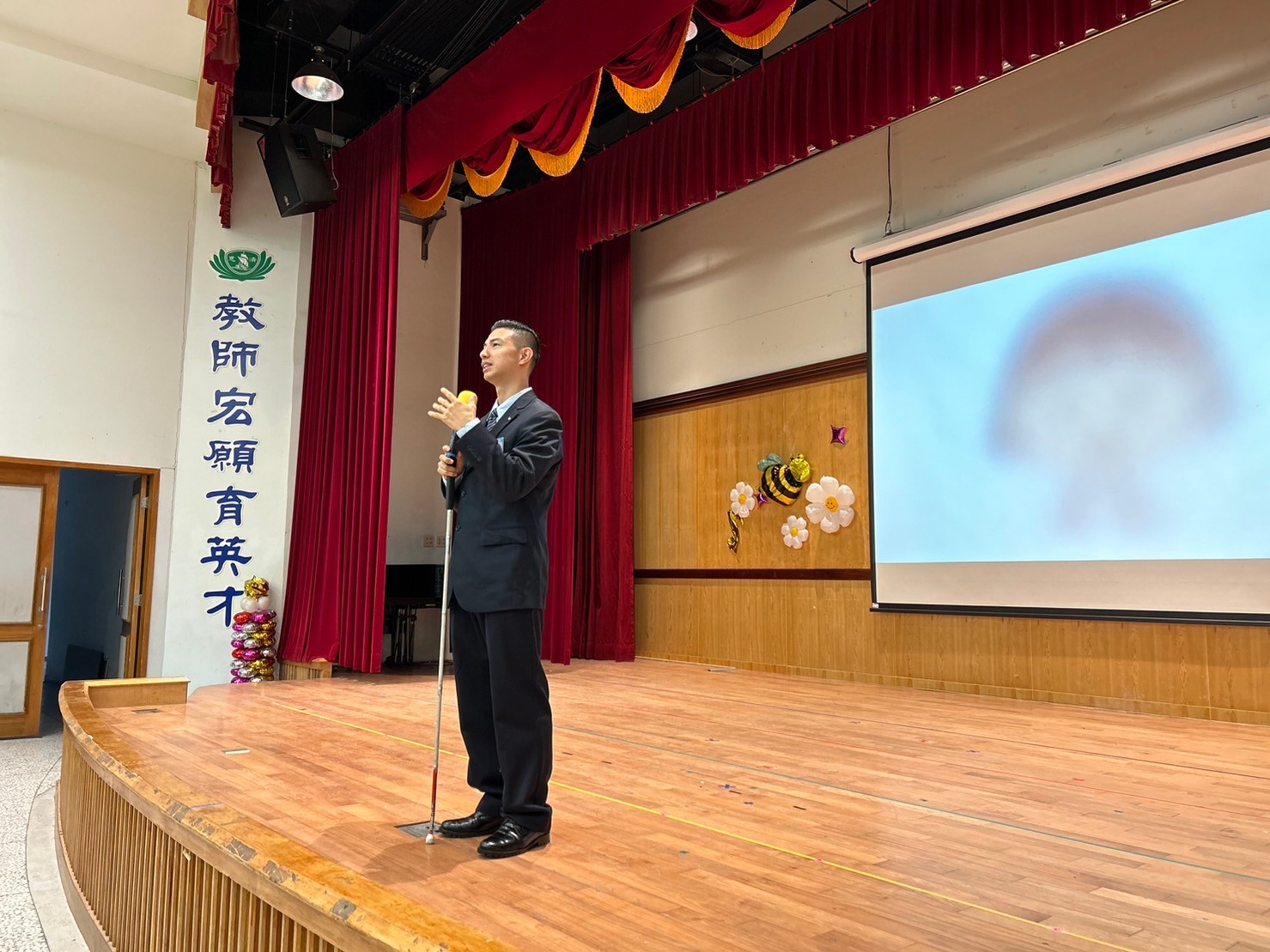 宥憲哥哥利用模糊的照片讓孩子猜一猜,體驗一下視力損傷的人看不清楚東西的感受。