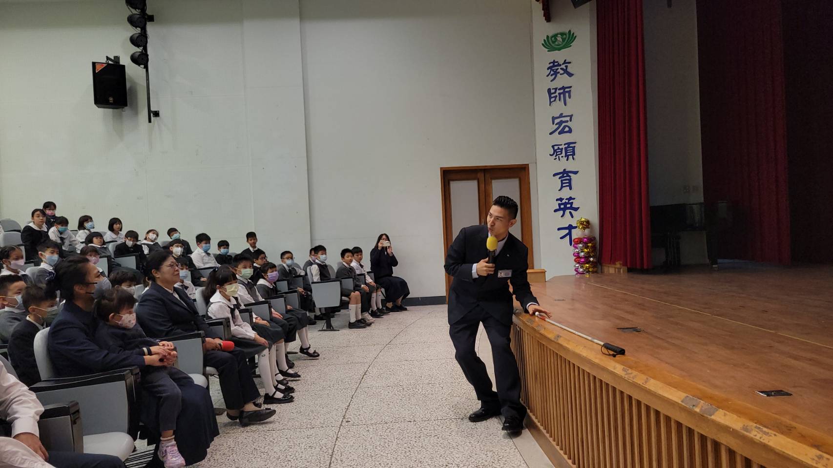 宥憲哥哥示範自己經過教導後,如何學會用手背,沿著桌面或牆壁等堅硬的表面去觸碰到物品