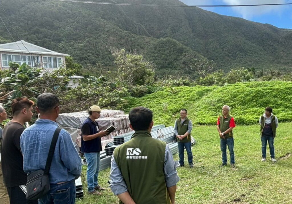 芥菜種會11日為蘭嶼關懷戶舉行修繕動工禱告儀式,由蘭嶼朗島教會傳道王榮基(左3)讀經,芥菜種會執行長李肇家(右3)帶領大家做祝福禱告。(芥菜種會提供)