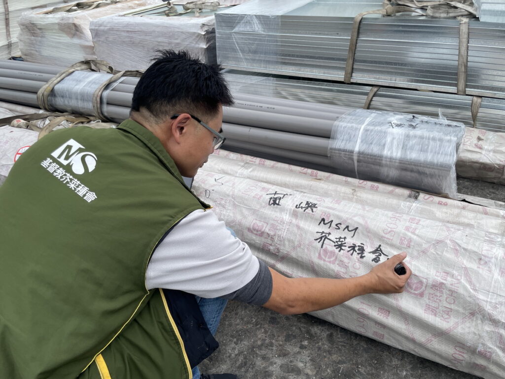 總重10噸的修繕建材,上週陸續從台東富岡漁港坐船送往蘭嶼(芥菜種會提供)