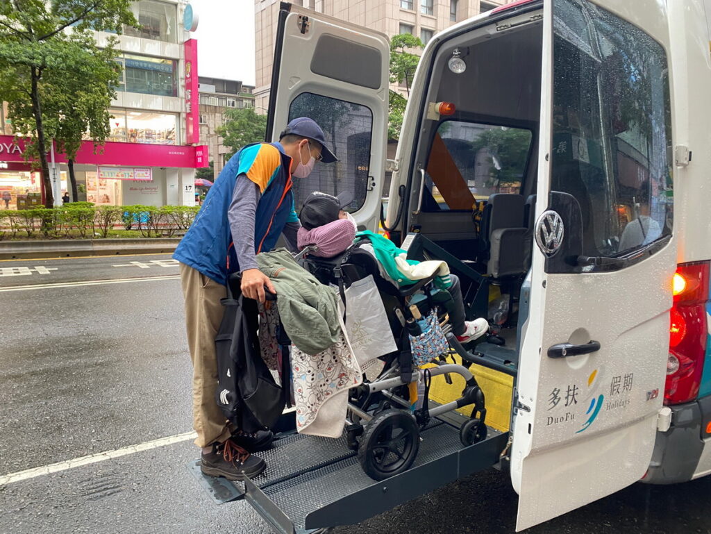 多扶假期派出大型無障礙保姆車全程接送亦盡力安排Make A Wish五天四夜到訪的北台灣各個旅