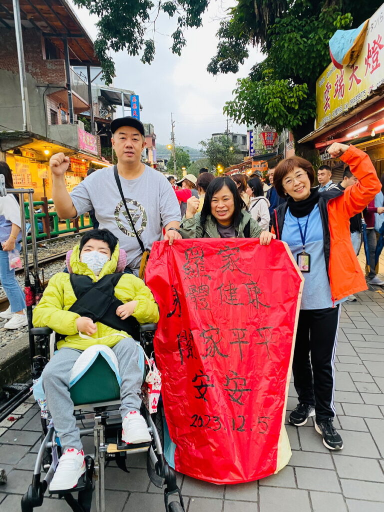 Make A Wish羅小朋友一家人去十分老街放天燈,許願一家工作順利、闔家平安