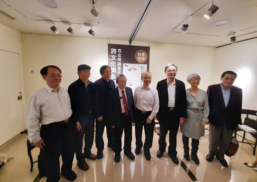 袁金塔老師與貴賓合影。 (圖/長流當代美術館提供)