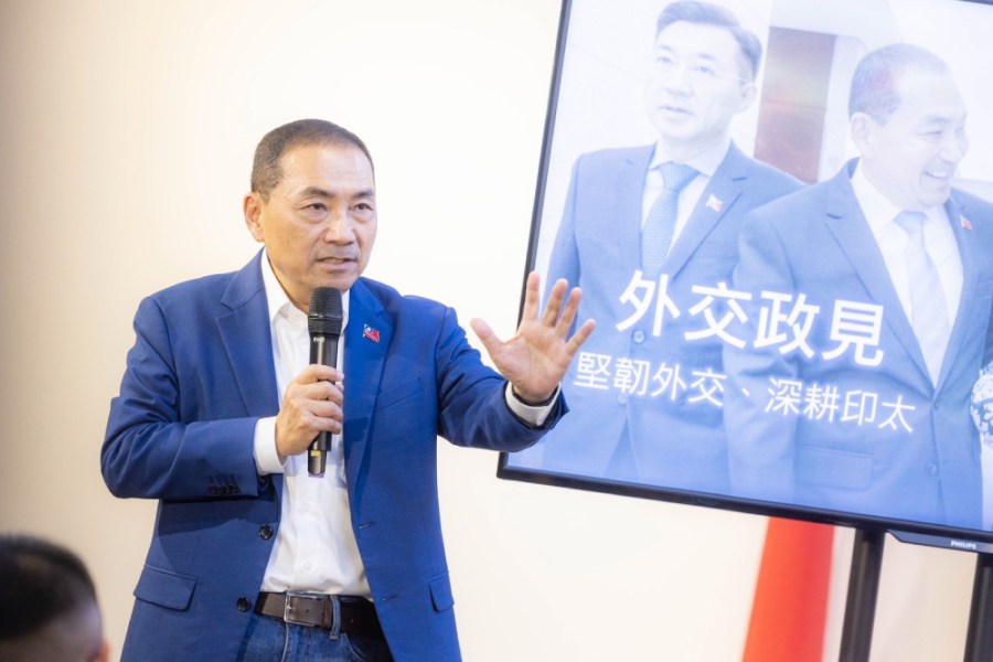 國民黨總統候選人侯友宜11日與國民黨副主席夏立言、立委江啟臣、不分區立委參選人陳永康上將，及台大政治系教授左正東，共同召開國防與外交政策發布記者會