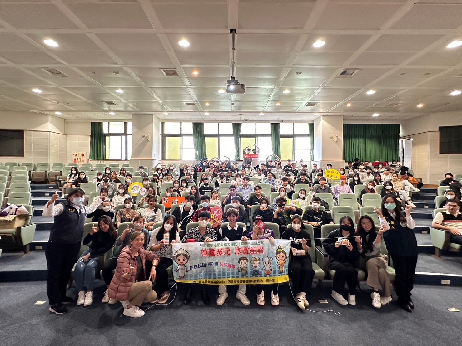 嘉義縣服務站前進吳鳳科大關懷外籍生。(記者 張艷君翻攝)