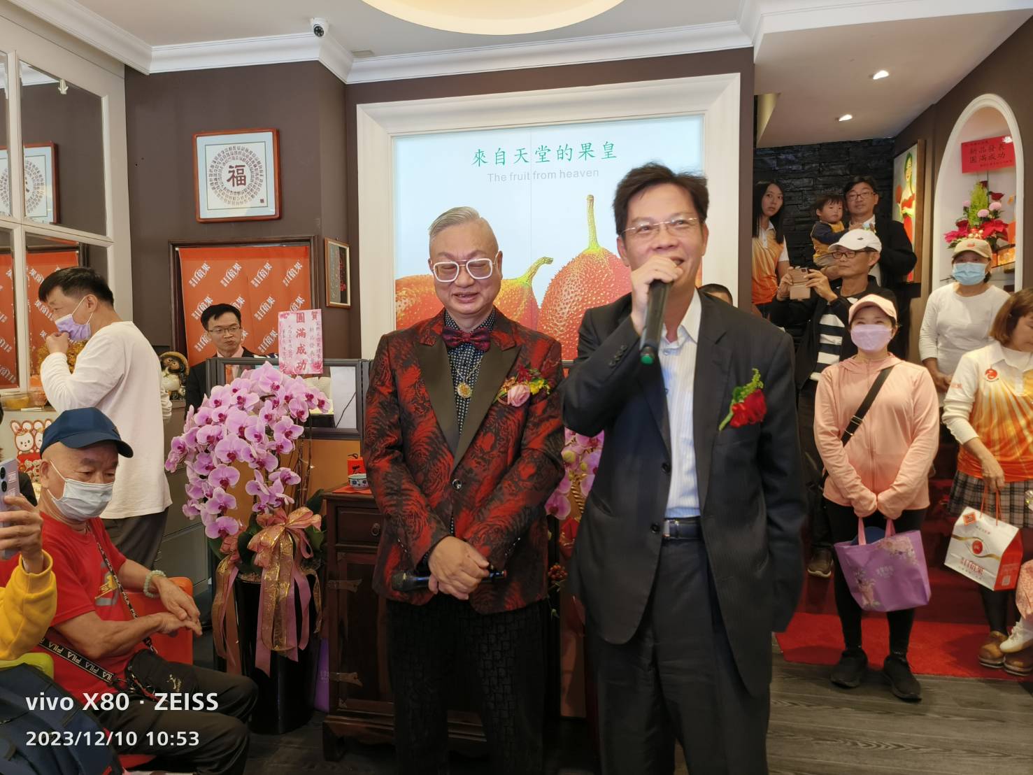 前台中市政府社會局長李永騰(右)推崇家樂目倍果是委由元培醫事科大在竹北國家實驗室（IRP）人體實驗，通過許多國家認證。