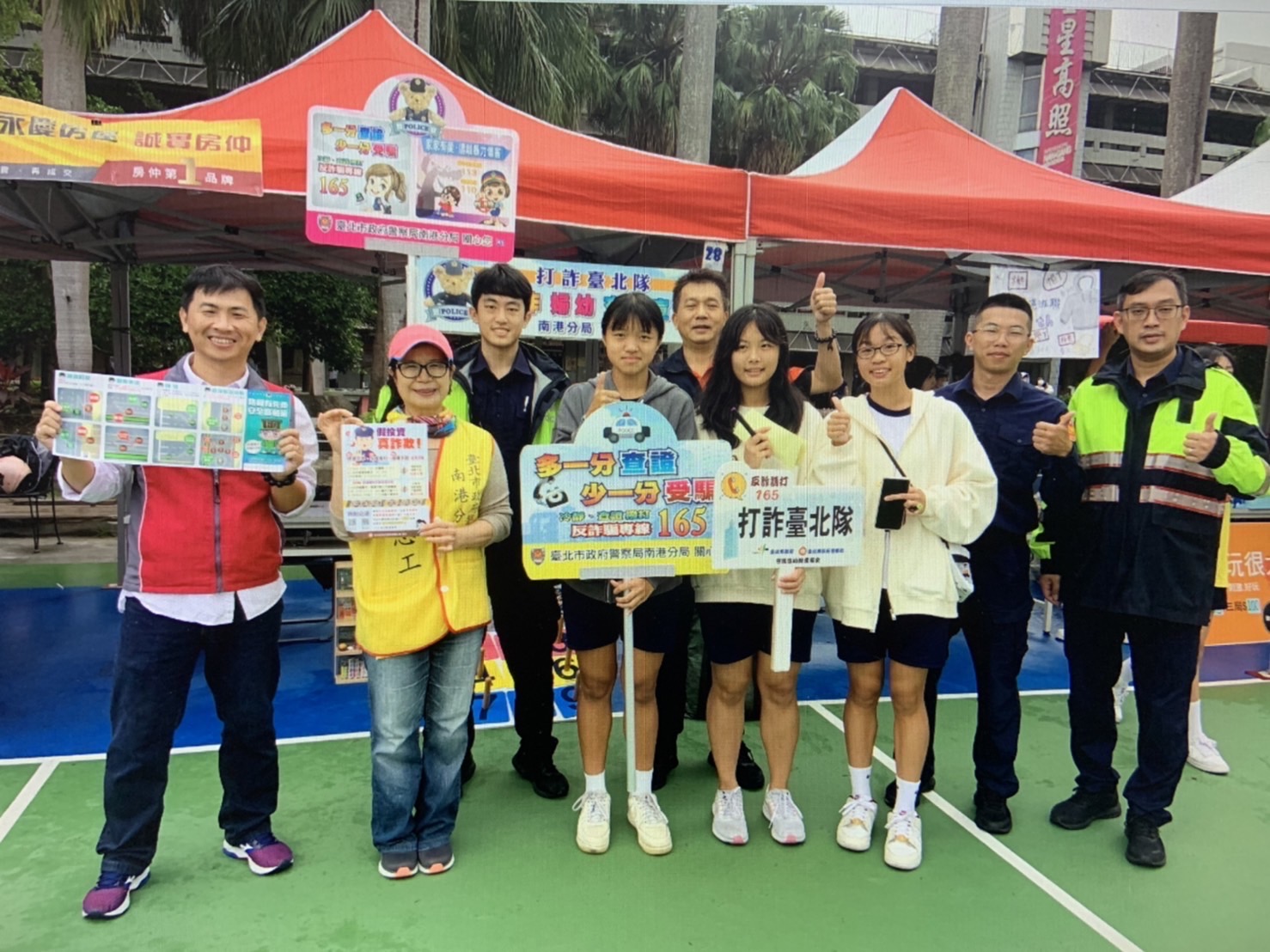 南港分局藉由南港高中「園遊會嘉年華」活動,前往校園實施交通安全暨婦幼安全、防詐、防毒宣導。(記者薛秀蓮翻攝)