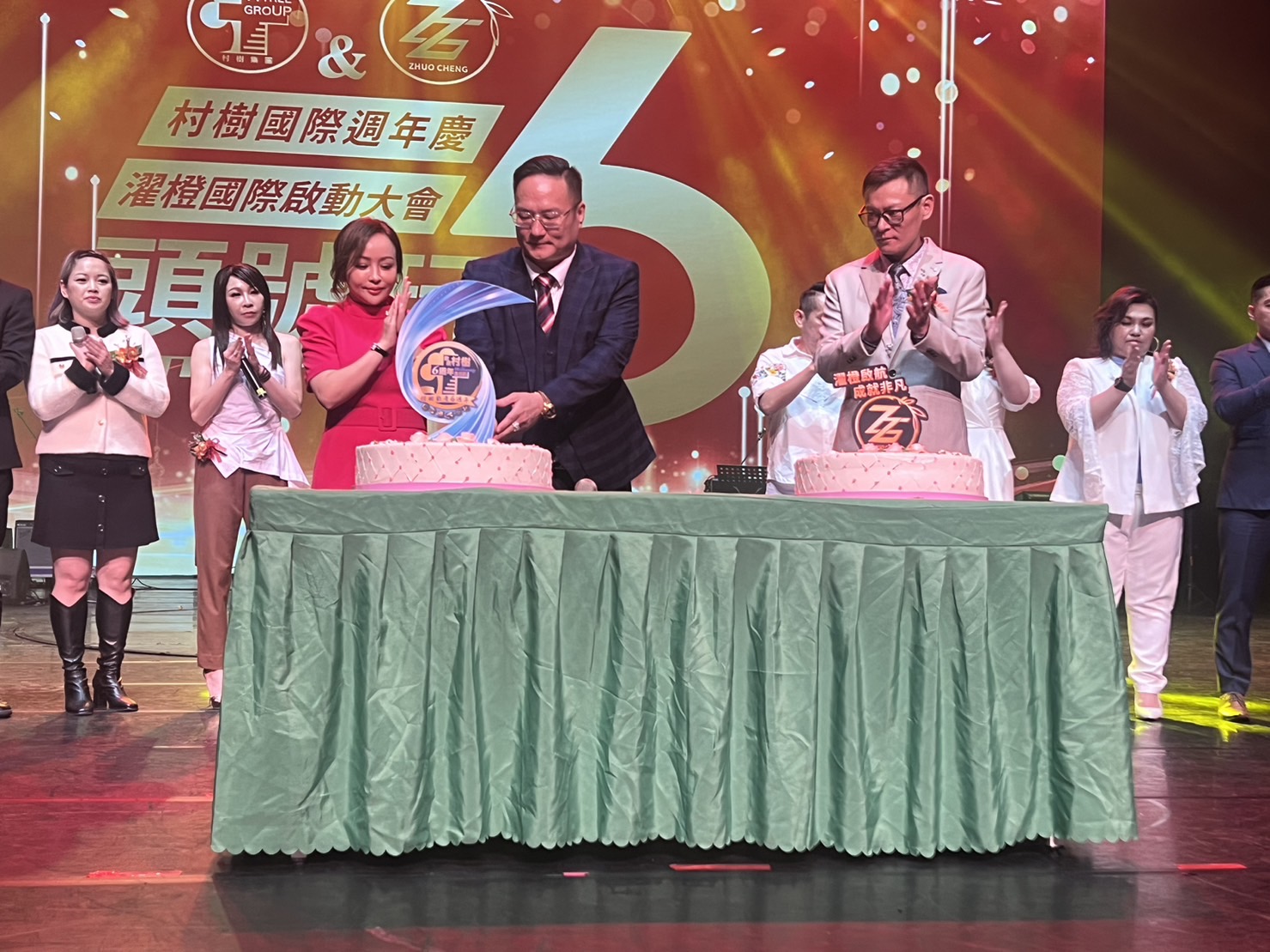 村樹集團宣布「濯澄國際」正式啟航,圖中為村樹集團王綜宸總裁,左為村樹國際王黃盈盈董事長,右為濯橙國際鄧吉倫董事長。(圖/村樹集團提供)