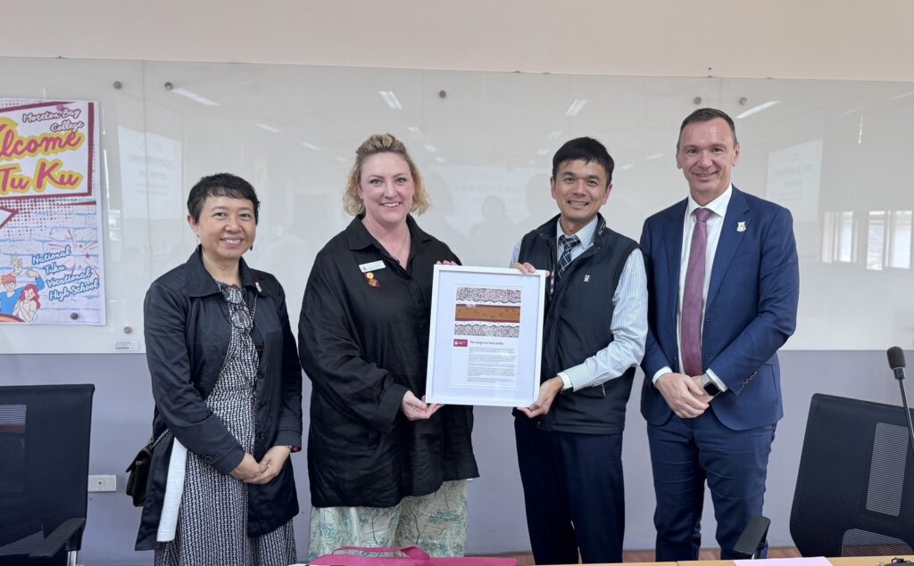 ▲土商吳星宏校長(右二)接受澳大利亞姊妹校摩頓灣高中Moreton Bay College副校長Delia Stecher(左二)該校學生的藝術創作圖畫紀念品。