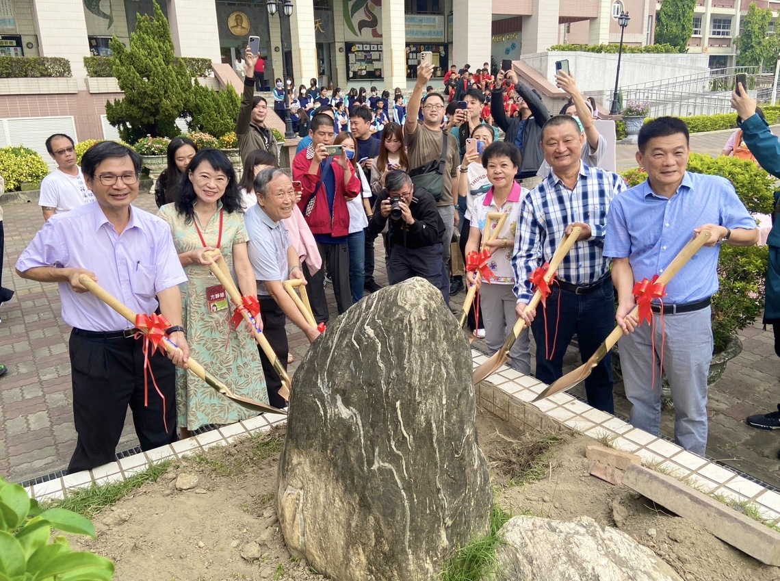 漾新聞|挖出23年前的「時光膠囊」祈願卡 右昌國中校友跨越青春美好記憶