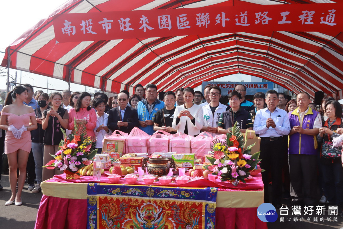 許縣長與多位議員來賓共同為通車大典祈福。（記者扶小萍攝）