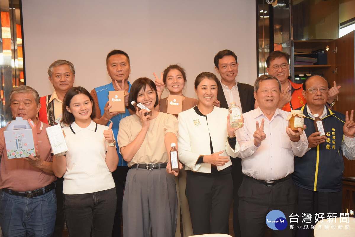 議員縣長副縣長與主管都推薦原鄉好產品。(縣府提供)