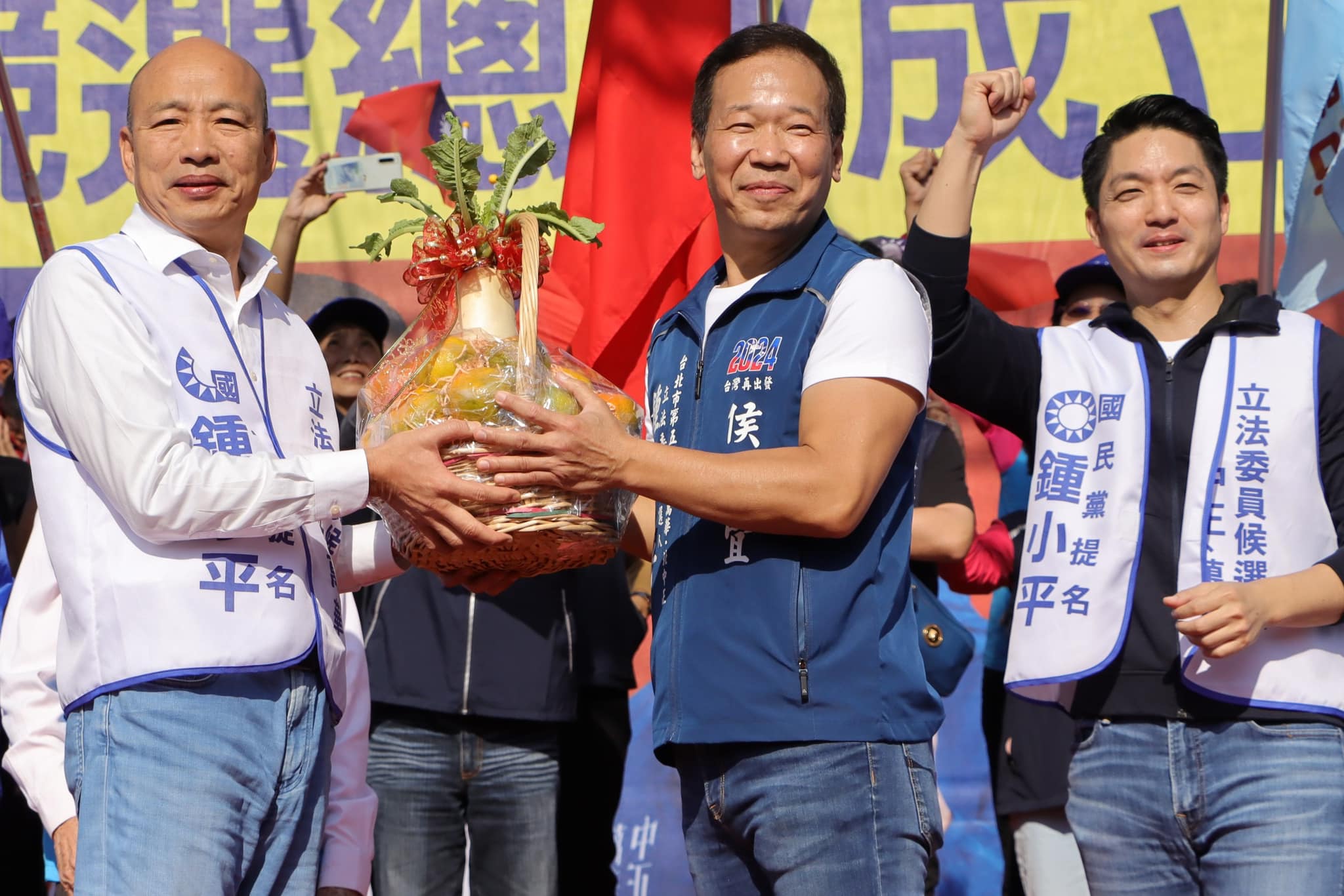 鍾小平(中)12日表示,目前所有民調都顯示他贏民進黨對手吳沛憶2到7個百分點。翻攝鍾小平臉書