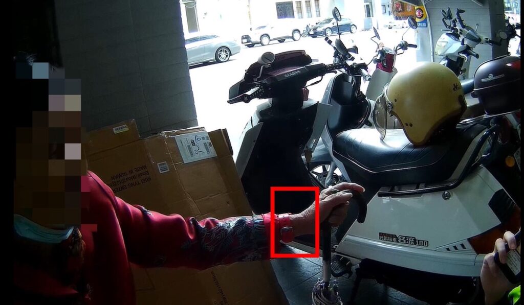 ▲圖說:一名老婦人呆坐在路口騎樓處許久,熱心民眾幫忙報警求助 (圖/台中市政府提供)