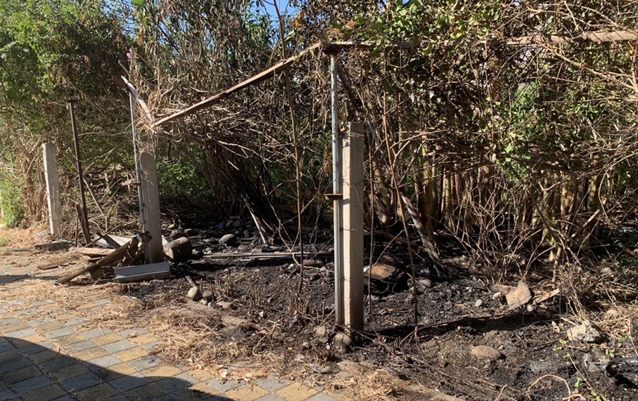 ▲圖說:南屯區龍富路旁大片空雜草地遭焚燒,居民指證疑似一名男子縱火 (圖/台中市政府提供)