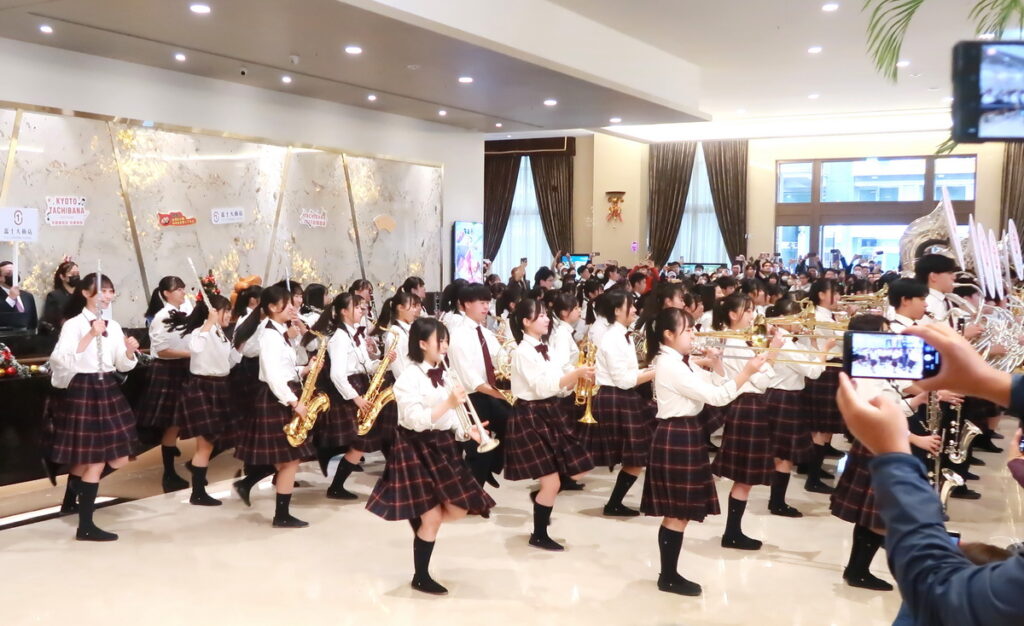 SING!SING!SING的標準舞步,橘粉們嗨翻。
