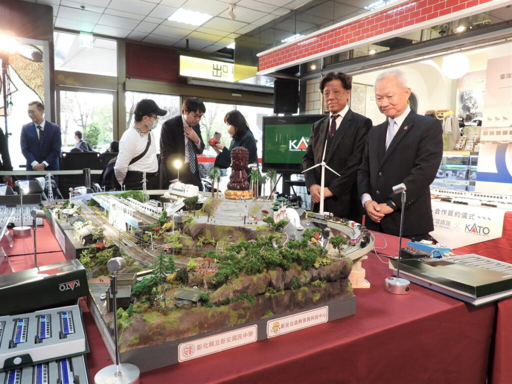 臺鐵局為拓展鐵道模型市場,首度與日本知名鐵路模型製造公司KATO進行聯名合作簽約!