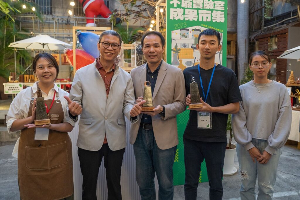 活動當天所有參與計畫與逛市集的參觀者們共同票選出三個獎項，並由工藝中心陳殿禮主任(左2)頒獎勉勵。得獎者(由左至右)分別為「介紹最熱情獎」苑手作廖苑君主理人、「永續最有效獎」台大張豐丞教授、「計畫最創新獎」益采工坊張益誠負責人。（圖/工藝中心提供）