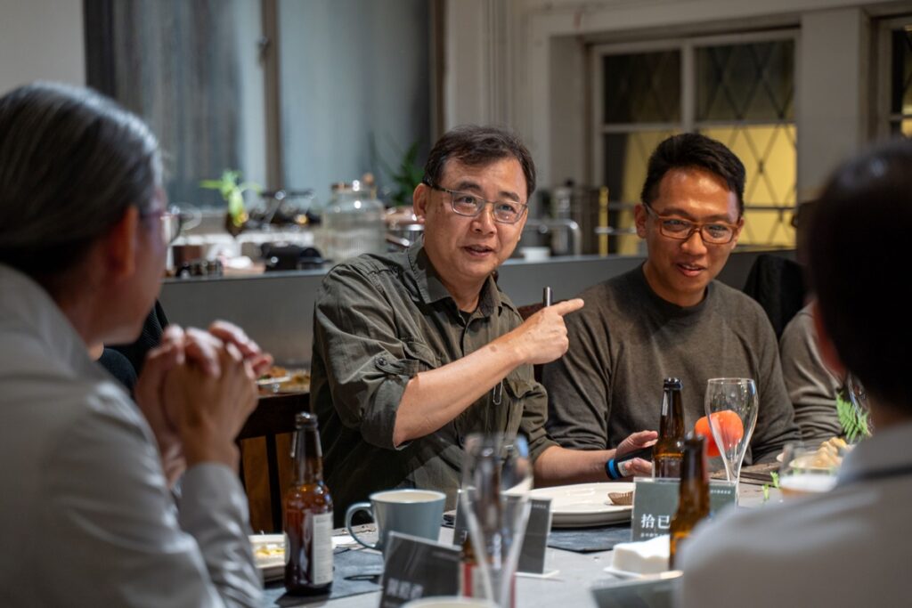 晚間召開的「循環工藝行動者圓桌會議」，邀集_9_位學界與產業界專家代表與談，彼此交換行動經驗與心得，凝聚永續發展能量。。（圖/工藝中心提供）  