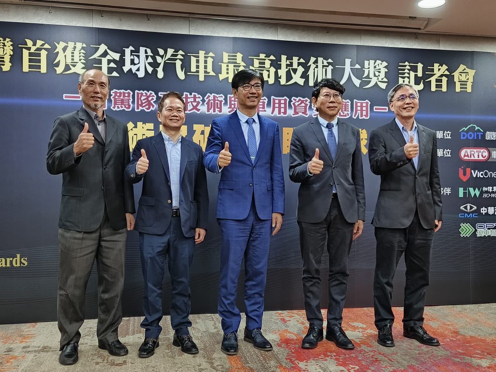 由經濟部科專計畫補助ARTC開發榮獲「年度自動駕駛解決方案獎」的自駕隊列技術,是將多輛自駕車組成類似輕軌的運輸模式。 (攝影/蔡昀臻拍攝)