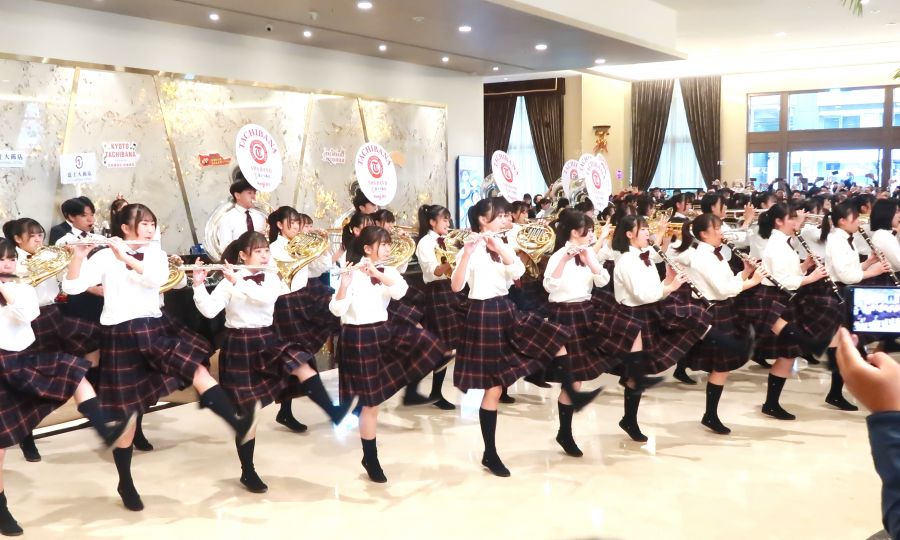 「橘色惡魔」快閃富士大飯店 吸引橘粉前來卡位