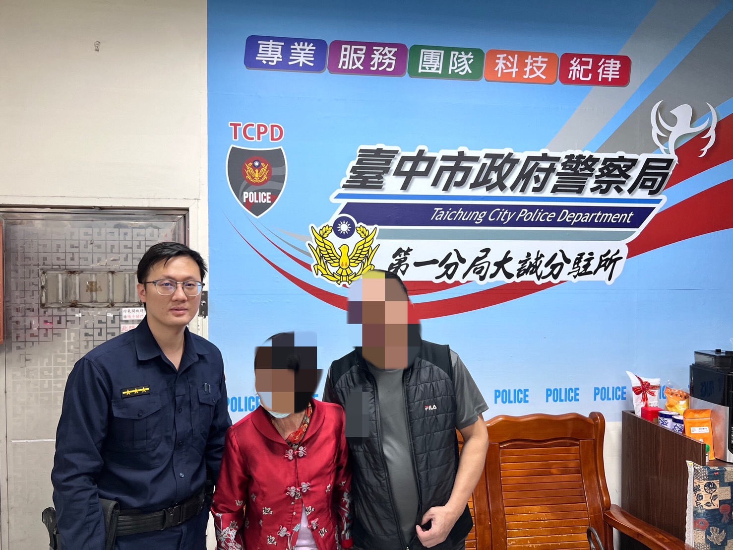 林姓婦人與她的兒子對大誠分駐所員警的熱心協助表示萬分感謝。(圖/記者江雁武翻攝)