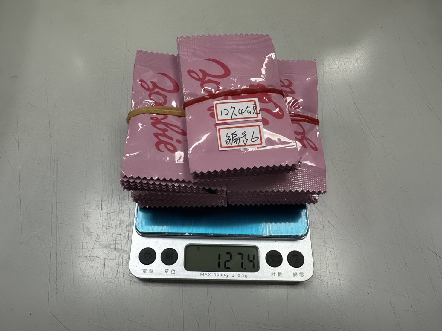 警方在犯罪集團藏匿處起獲毒品咖啡包。(圖／警永和分局提供)