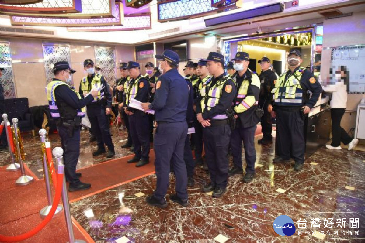 桃園市政府警察局執行「全國性擴大臨檢」,展現霹靂執法決心,確保選舉期間治安平穩。 <br /><br /> <br /><br />