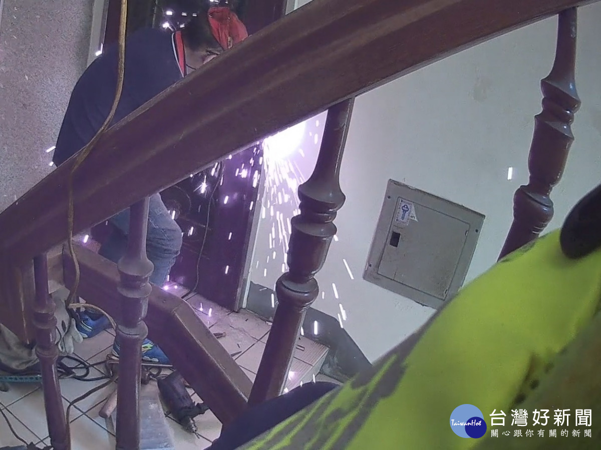 警方請鎖匠前來用工具破壞門鎖進屋救援。