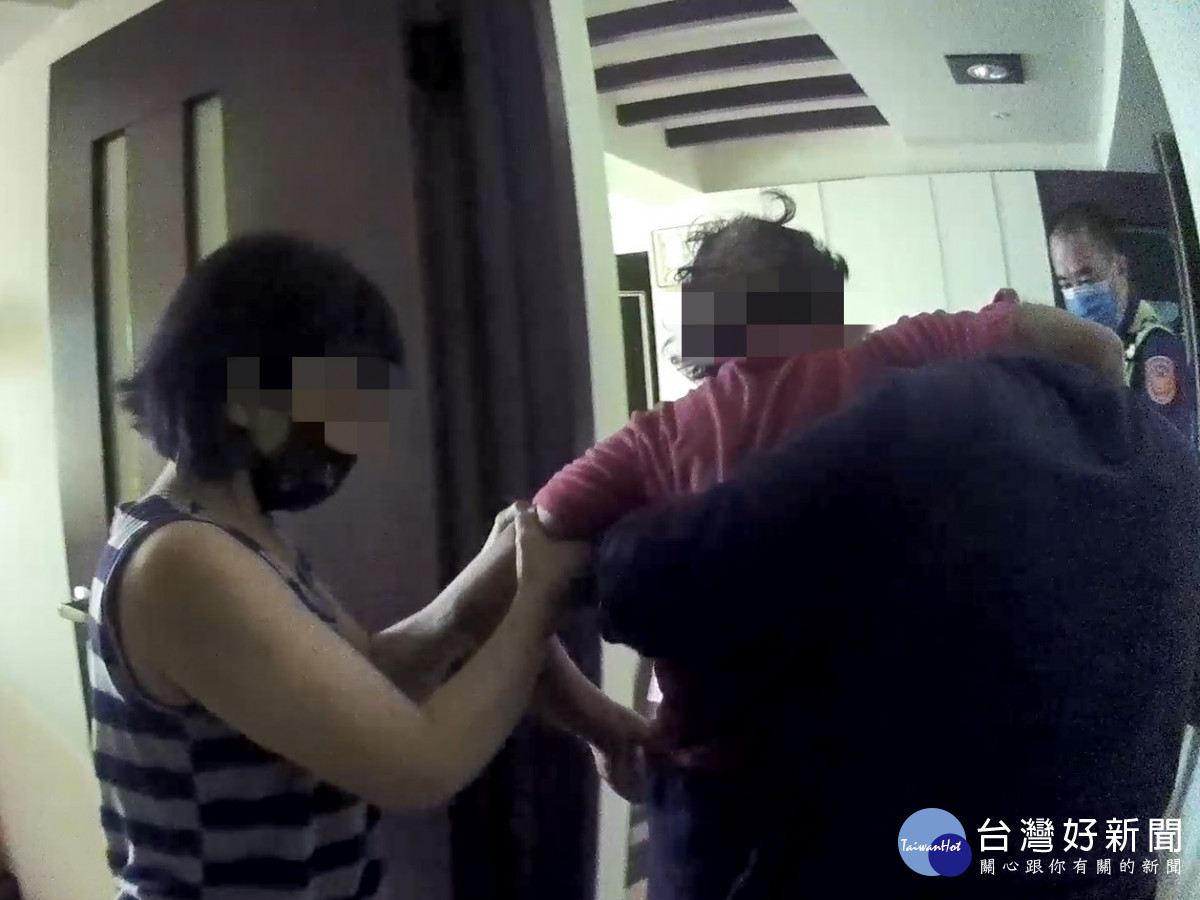 警請鎖匠開門協助,經看護將老婦扶起後,還好身體沒什麼大礙。