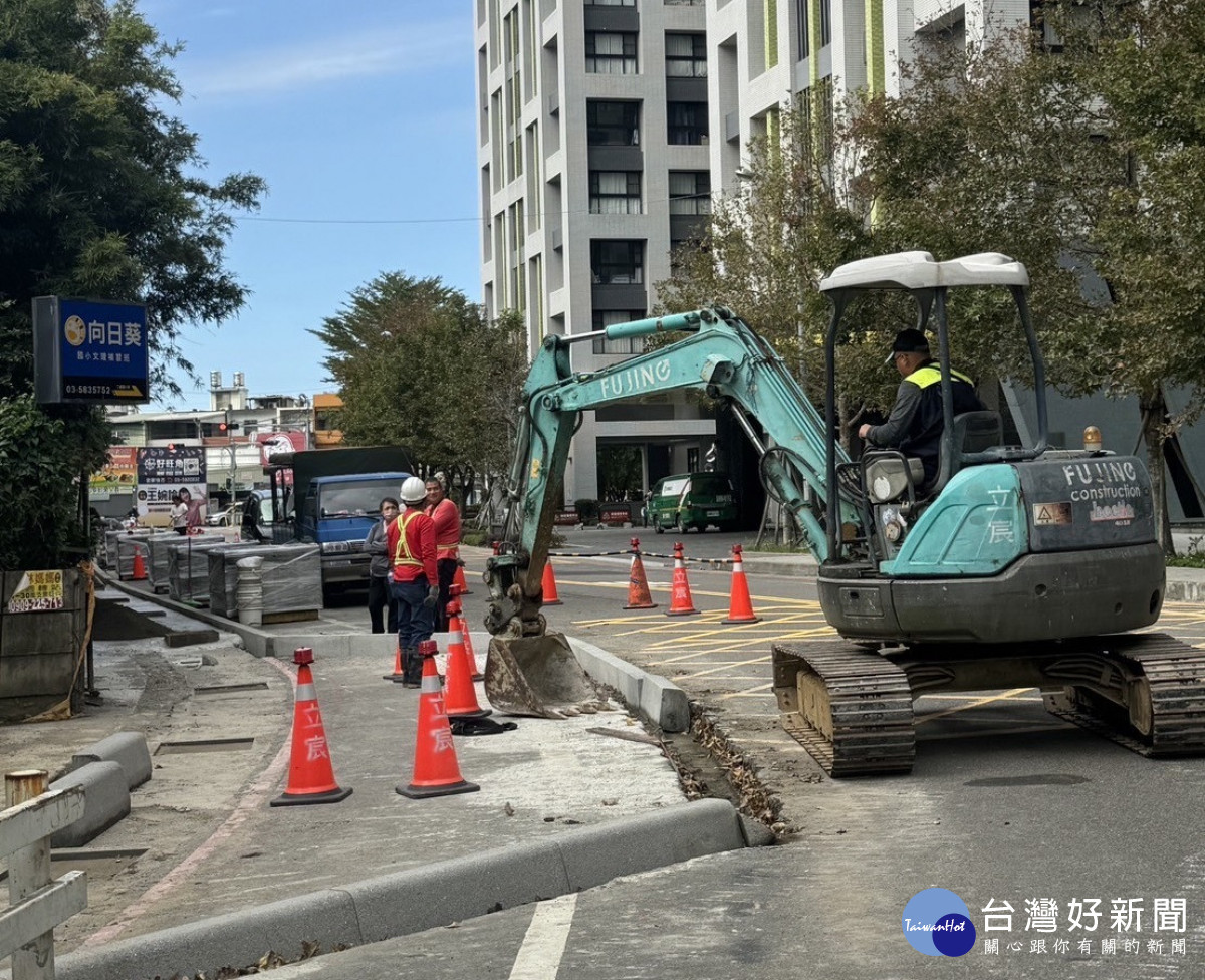 竹東鎮公所找來怪手，直接挖除居民抗議的人行道突出部份。