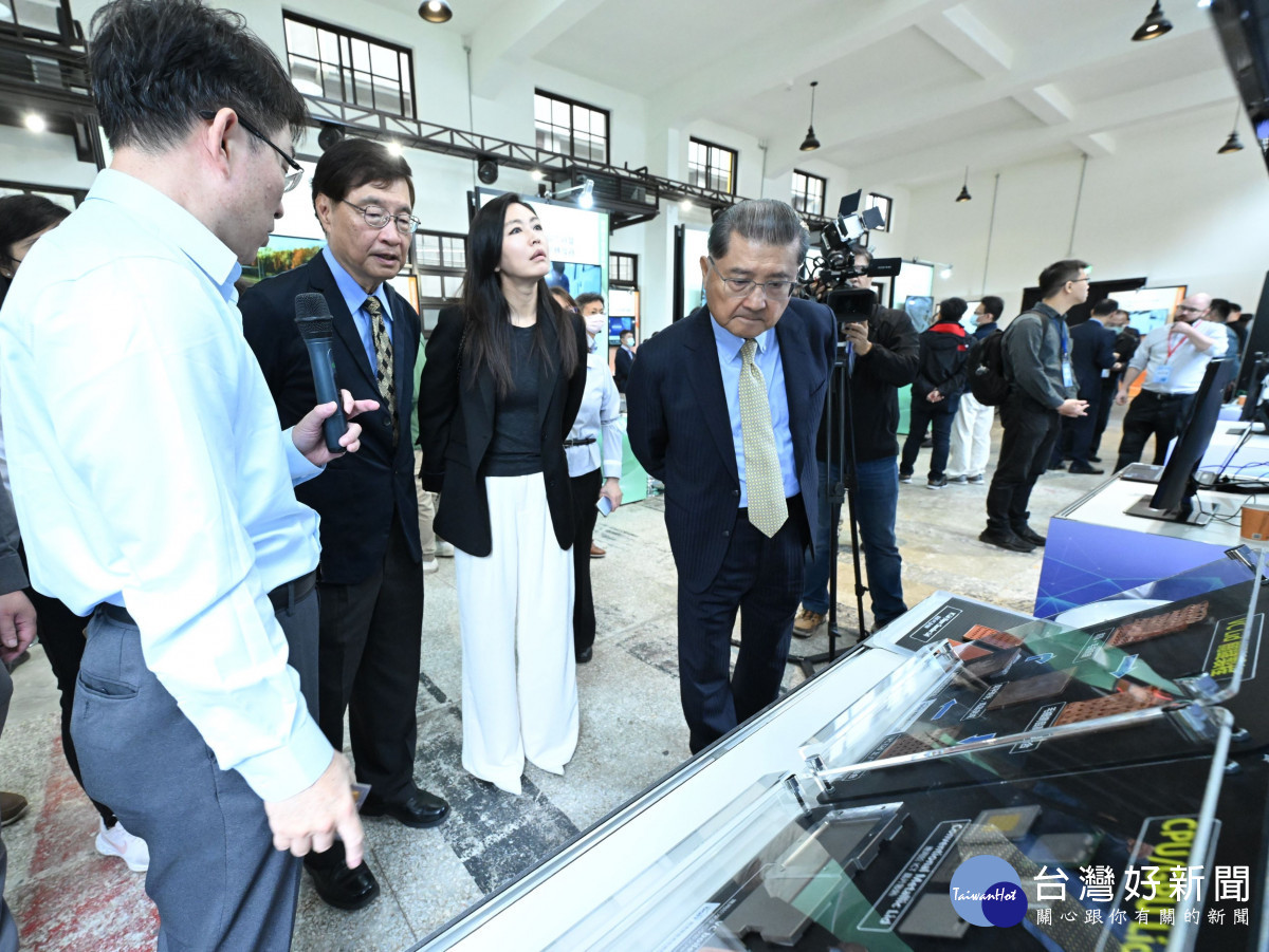 經濟部產業技術司支持工研院瞄準千瓦級散熱進行技術研發「HPC超高發熱晶片之散熱方案」,將均溫蓋板(VC Lid)與AI晶片貼合,藉由晶片內的水量蒸發與冷凝,就能達到快速傳熱與大量移除熱量的效果,目前已經能超過1,000瓦以上的散熱能力。