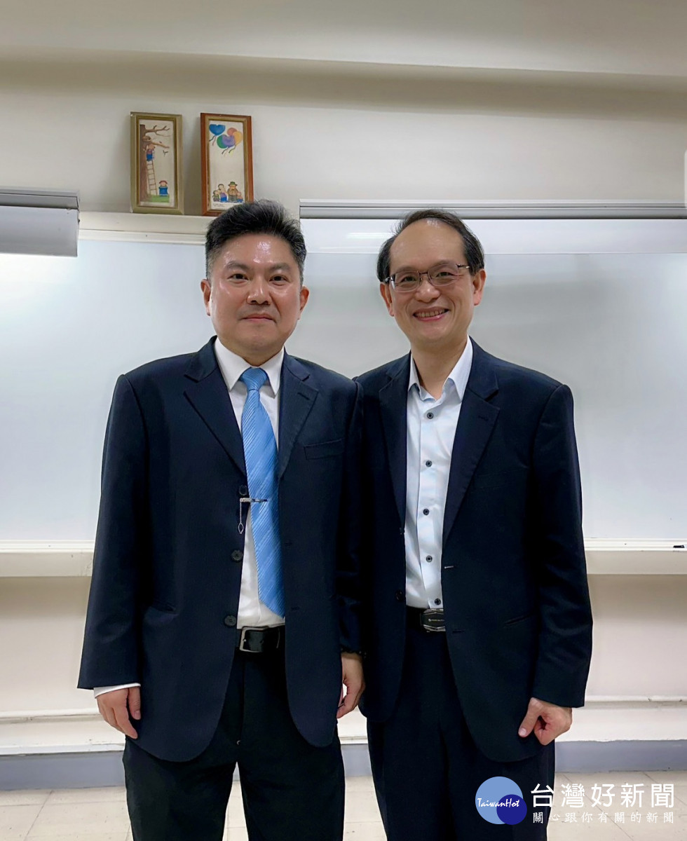 李修安當選中華民國犯罪學學會理事長(左)與卸任理事長賴擁連(右)合影。