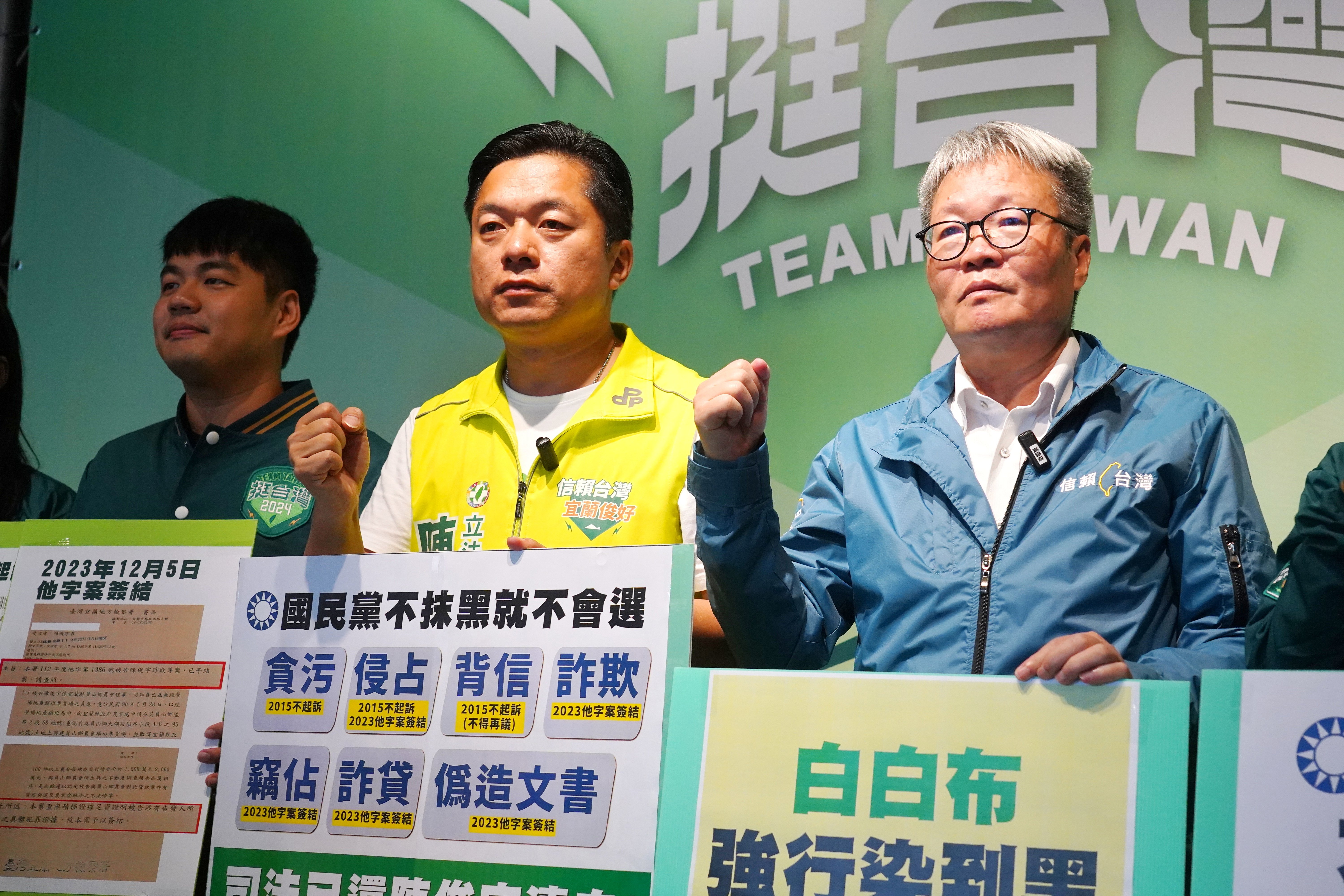 民進黨宜蘭選舉操盤手陳金德今天對外坦承,在內參民調陳俊宇落後對手國民黨黃琤婷,雙方呈現「麻花捲」趨勢,但他認為因總統大選外溢效應,陳俊宇還是會贏得勝選。林泊志攝