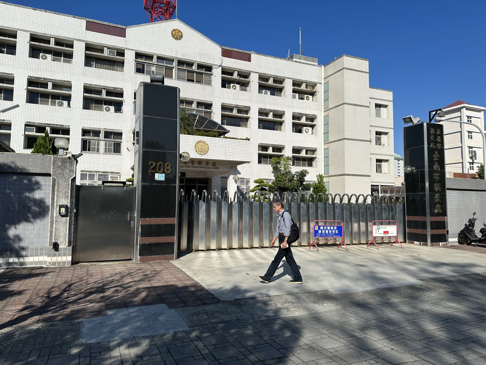 賴清德前親信王敏行到台南市調查處，告發賴美惠2010年議長選舉時行賄。辛啓松攝