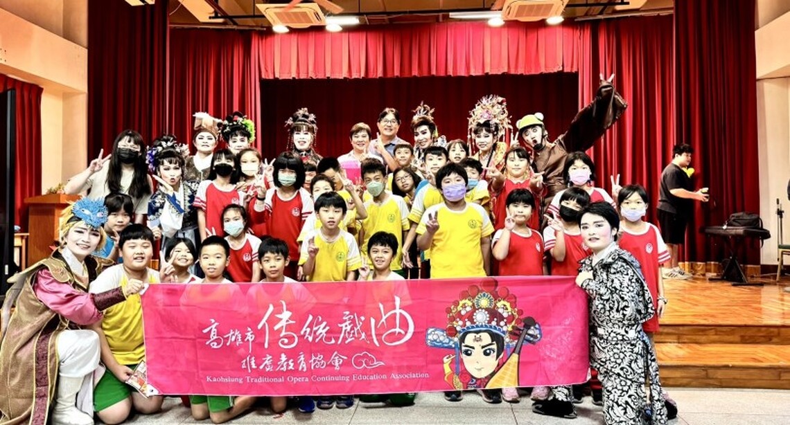高市傳統戲曲協會呈現生動教育演出 昭錦歌仔戲坊在大樹國小掀起教育新風潮