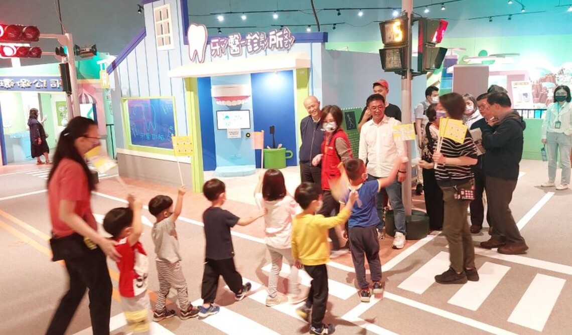 港都好行，從小做起   交通委員會考察科工館兒童交通公園  打造安全快樂的城市學習環境