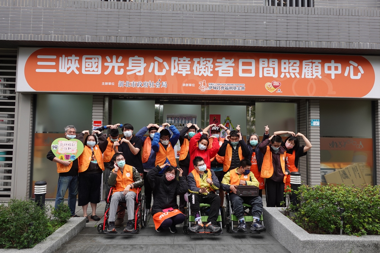 伊甸三峽國光身障日照中心12日聖誕前夕報佳音社區適應活動，促進服務對象社區融合，與增進鄰里關係。