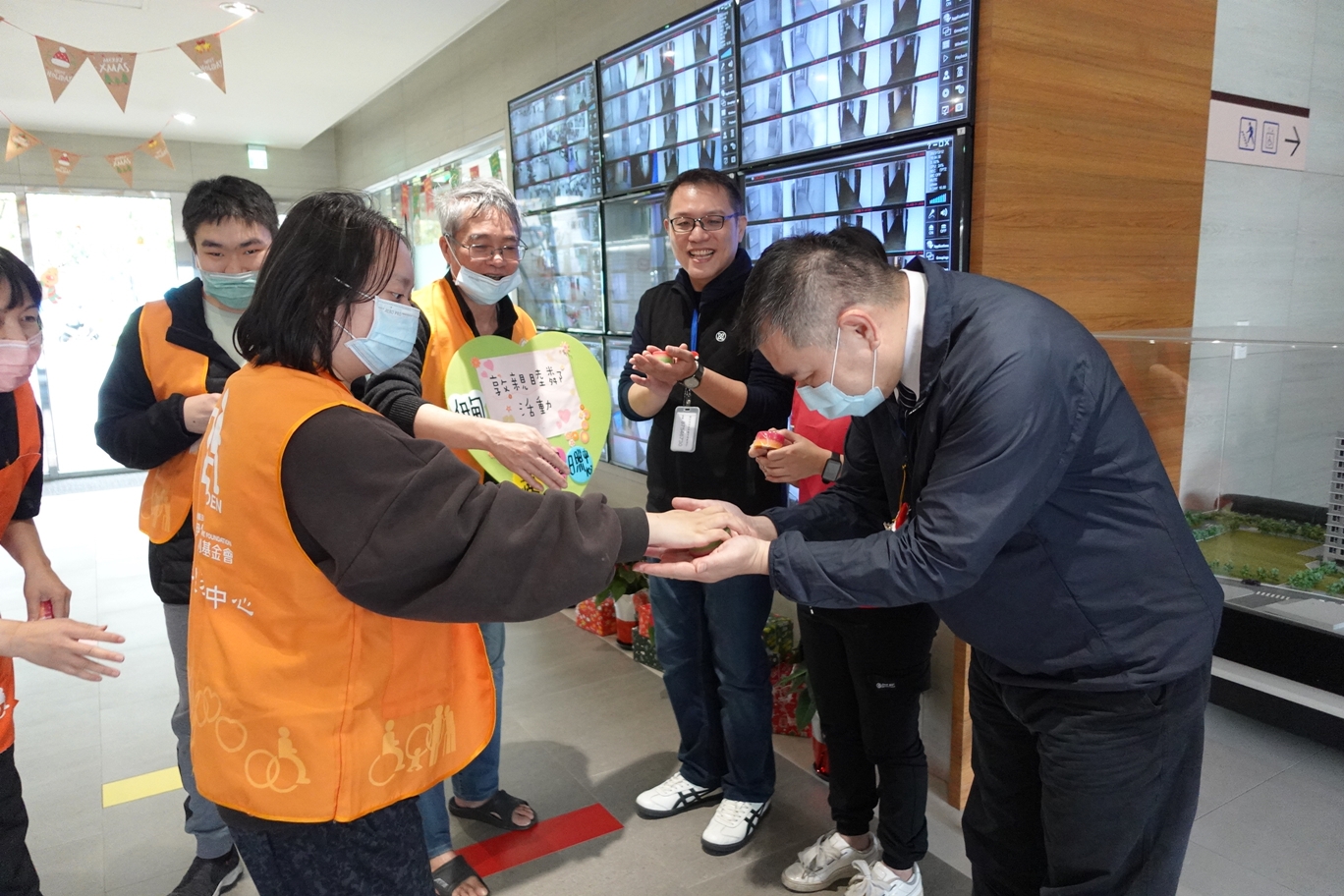 三峽國光日照中心阿全伯的女兒到中心後，慢慢已能一起全程參與活動，不再時刻想回家。