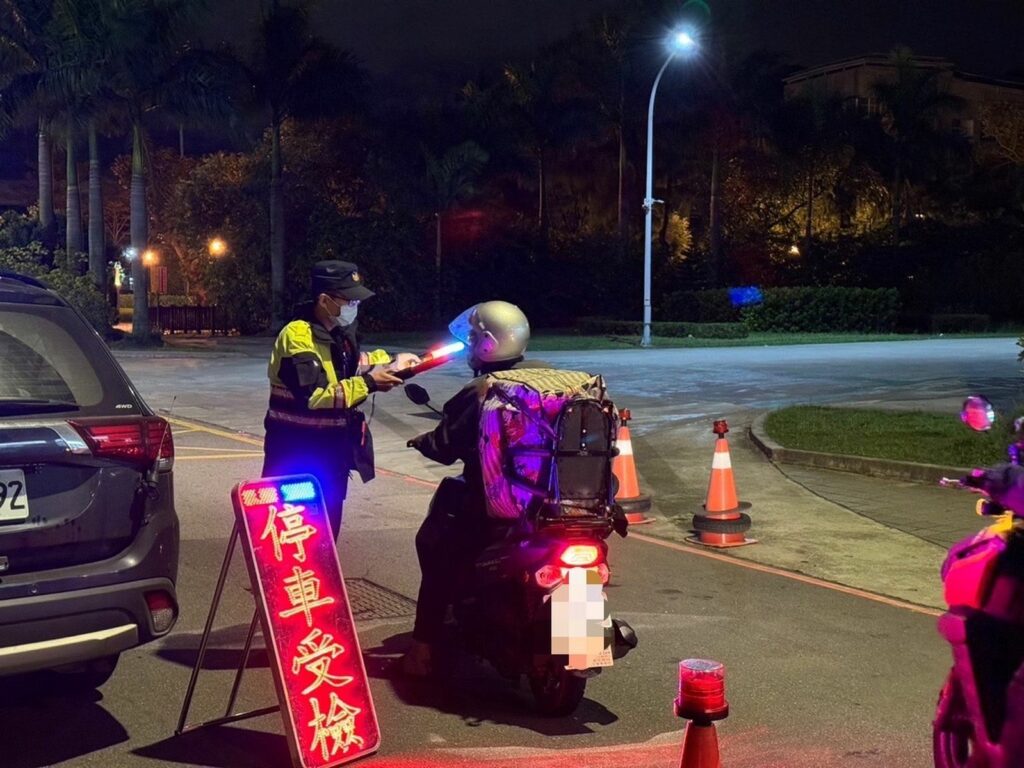 樹林警分局昨晚動用38名警力執行擴大臨檢勤務,持續聚焦轄區潛在的黑幫據點,執行強力清查、掃蕩行動