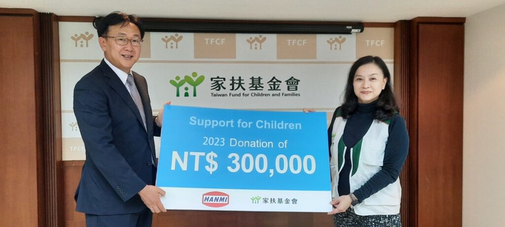 韓美半導體捐贈家扶基金會新台幣30萬元,由台灣地區董事長吳榮朱(左)贈與家扶基金會潘惠珍主任(右)代表受贈。(圖/家扶基金會提供)