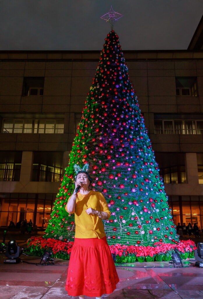 聲樂家簡文秀暖唱奇異恩典為文大致上最誠摯的祝福