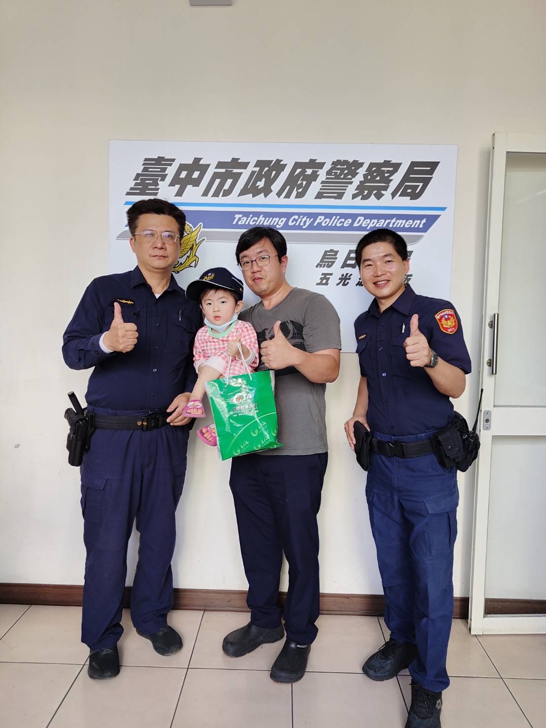 未來期望當女警的4歲林小妹妹前來五光派出所與正牌的警察叔叔一同拍照，讓林小妹感到相當興奮。(圖/記者江雁武翻攝)