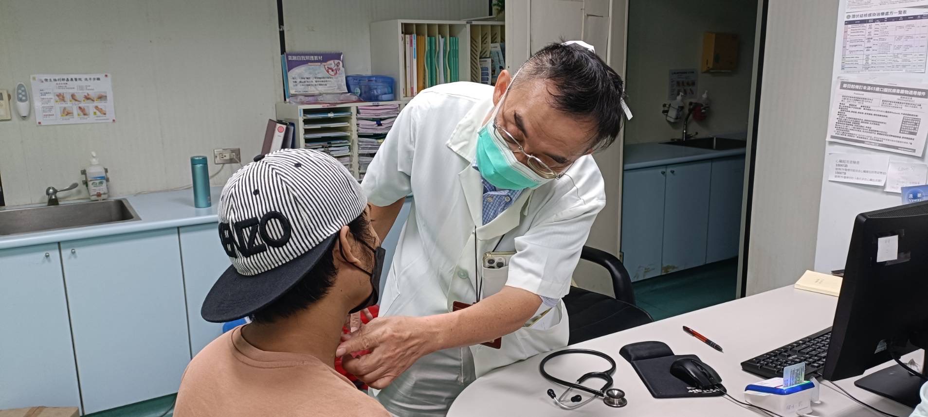 外國移工罹患罕見肺外結核接受嘉義醫院柯淵源醫師觸診。(嘉義醫院提供)